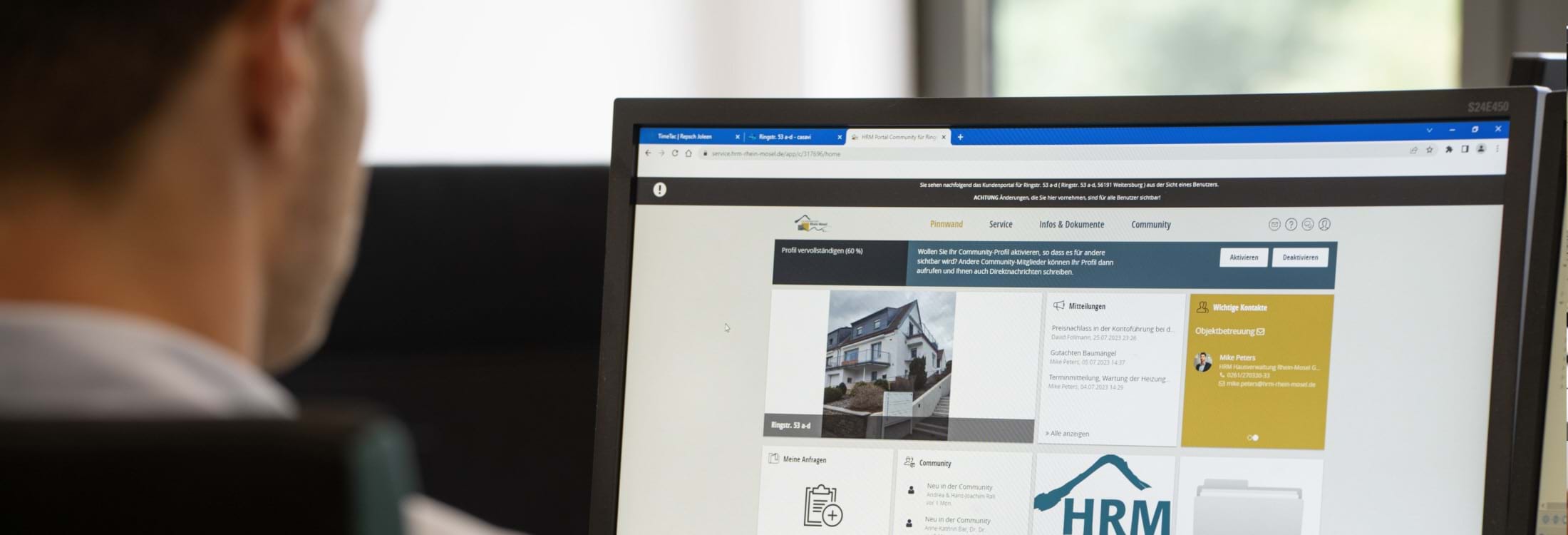 Foto, das einen HRM-Mitarbeiter bei der Arbeit am Laptop zeigt