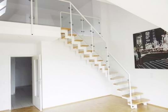 Foto Wohnungsinnenansicht mit Treppe